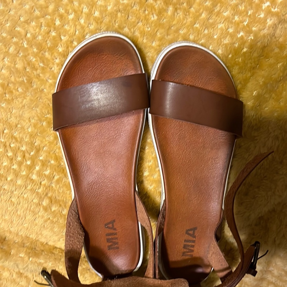 Mia sandals